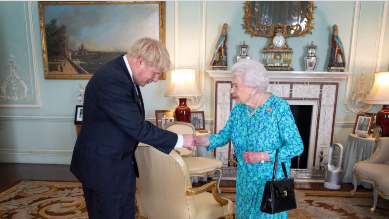 Boris Johnson se reúne con Isabel II