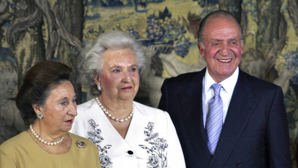 Juan Carlos y sus hermanas, las infantas Margarita (i) y Pilar (d)