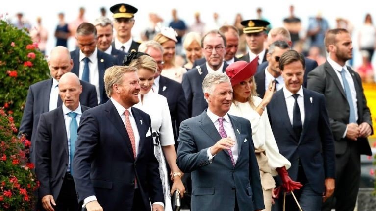Los reyes de Holanda y de Bélgica, durante un homenaje