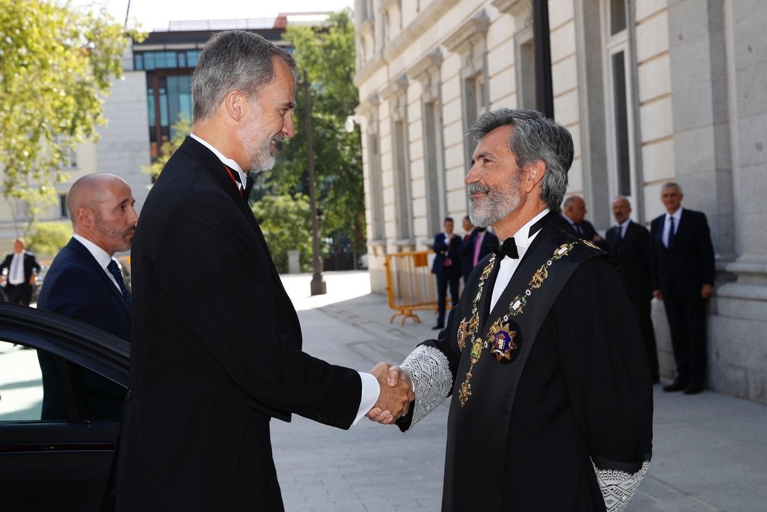 El Rey Felipe VI saludando a Carlos Lesmes