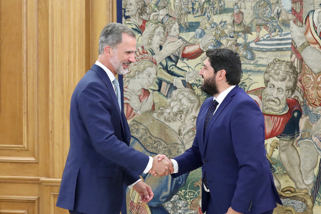 Su Majestad el Rey recibe el saludo del presidente de la Región de Murcia, Fernando López Miras.