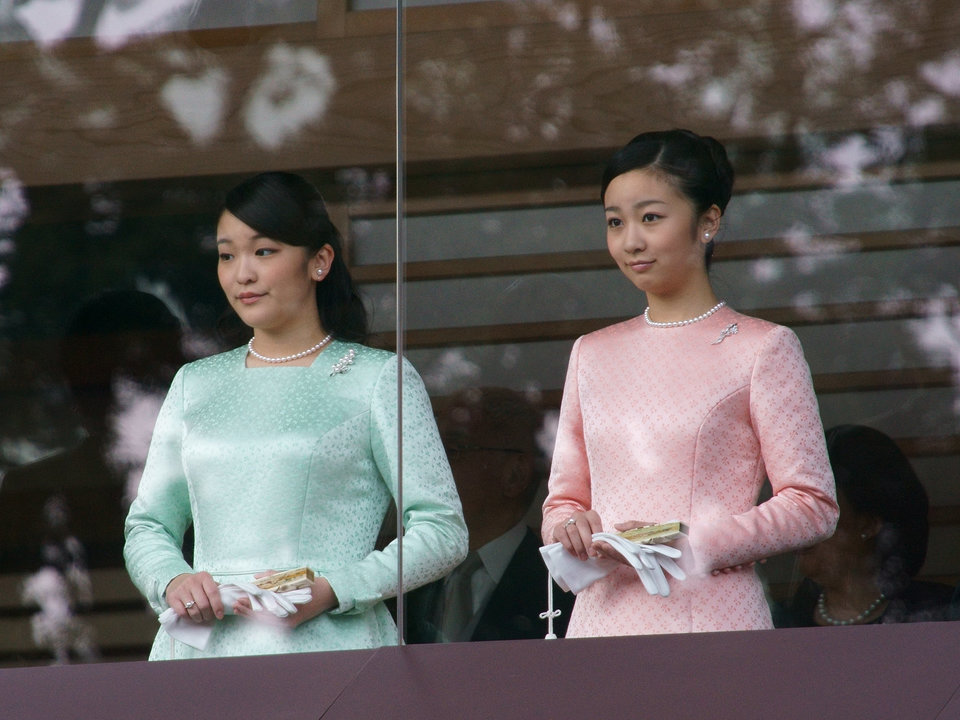 La princesa Kako junto a su hermana mayor.