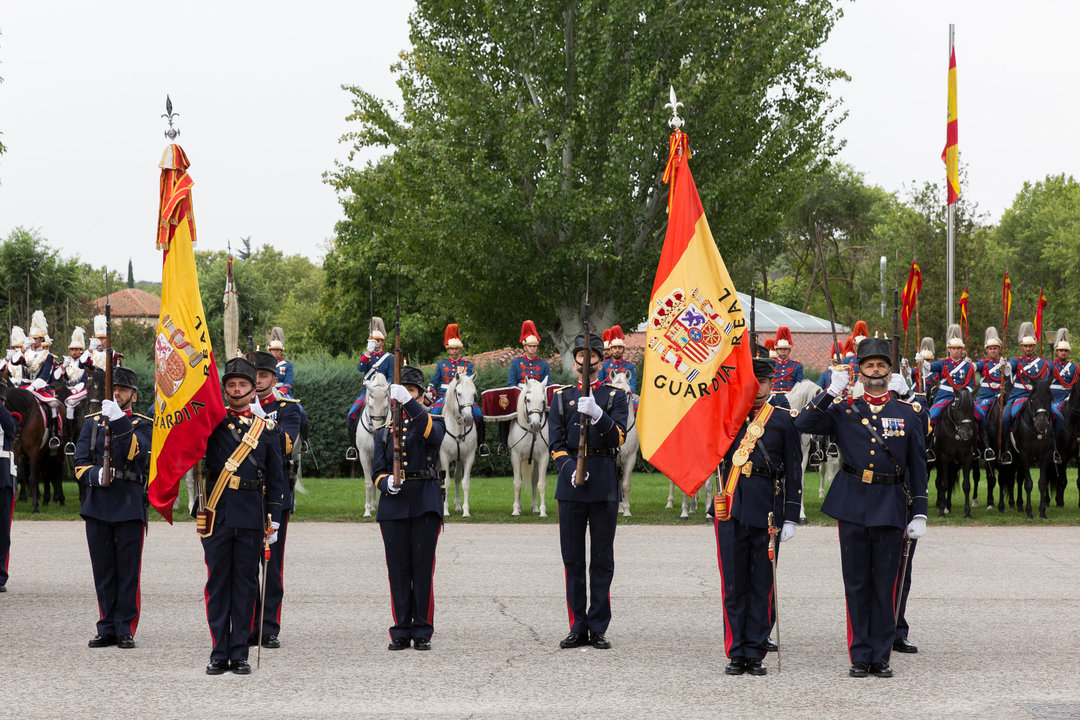 Las dos banderas en formación durante un acto de la Guardia Real.
