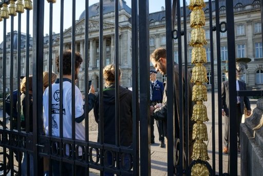 Activistas por el cambio climático entran en el Palacio de Bruselas.