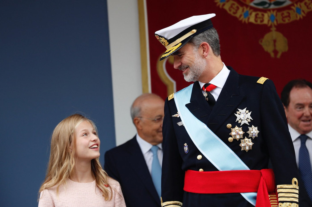 Su Majestad el Rey y su hija, Su Alteza Real la Princesa de Asturias conversan durante el desfile