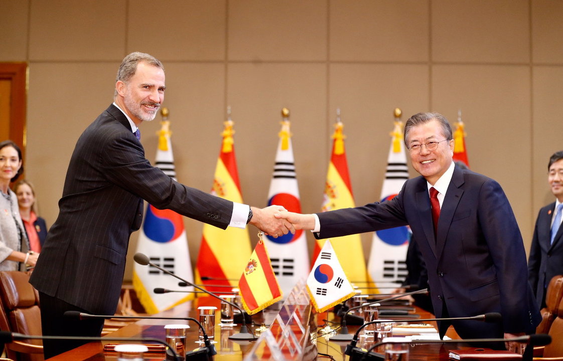Su Majestad el Rey y el presidente de Corea estrechan sus manos para dar simbólicamente comienzo a la ceremonia de firma de acuerdos Corea-España