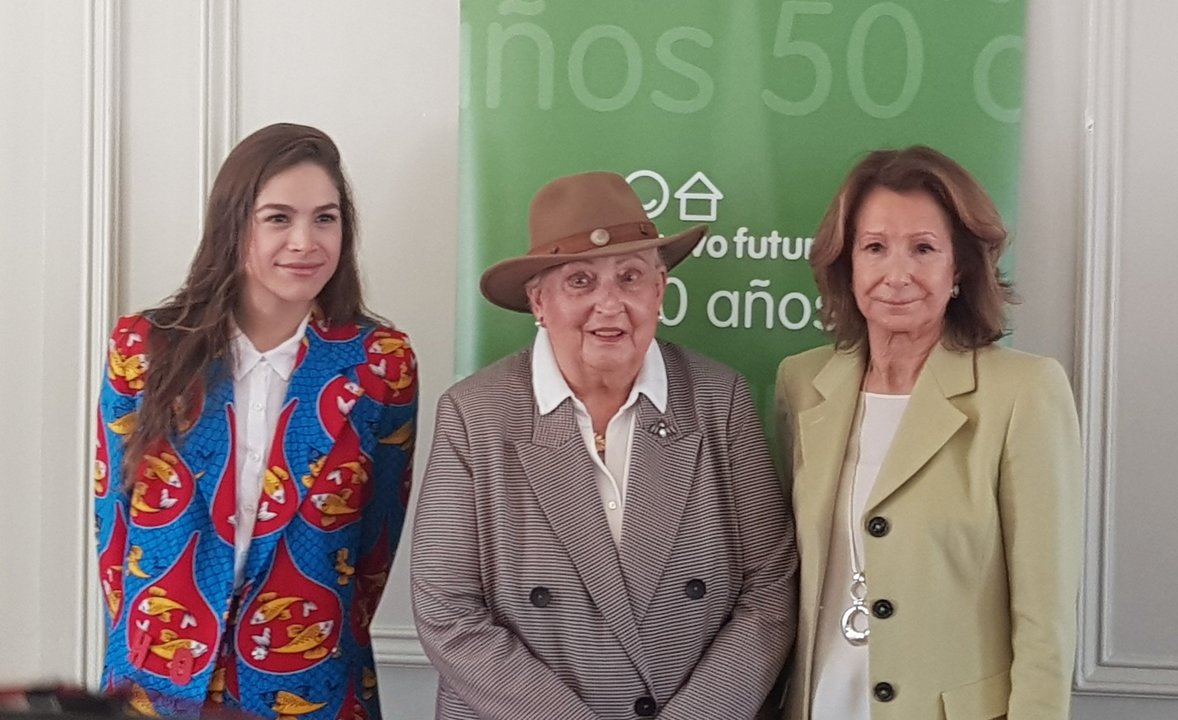 Doña Pilar de Borbón junto a Pina Sánchez y Cósima Ramírez