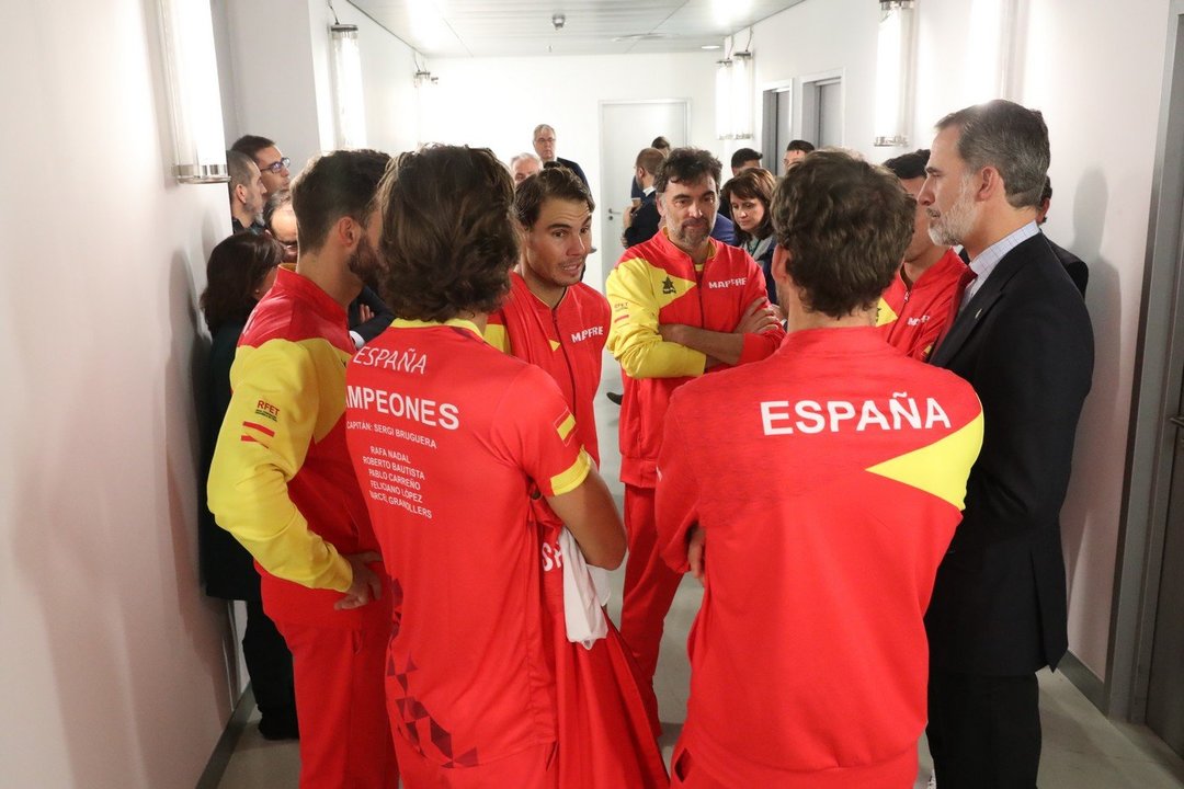 Don Felipe conversa con Rafa Nadal y el equipo español de la Copa Davis