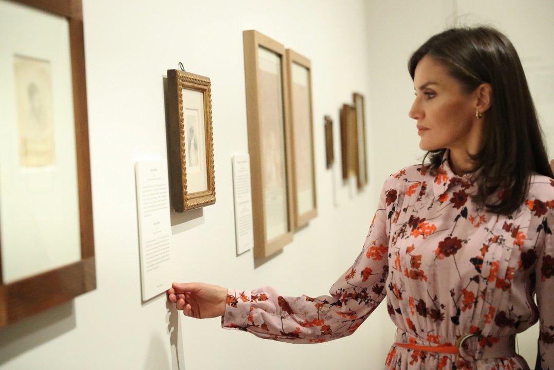 Doña Letizia lee el histórico de una de las obras de Goya