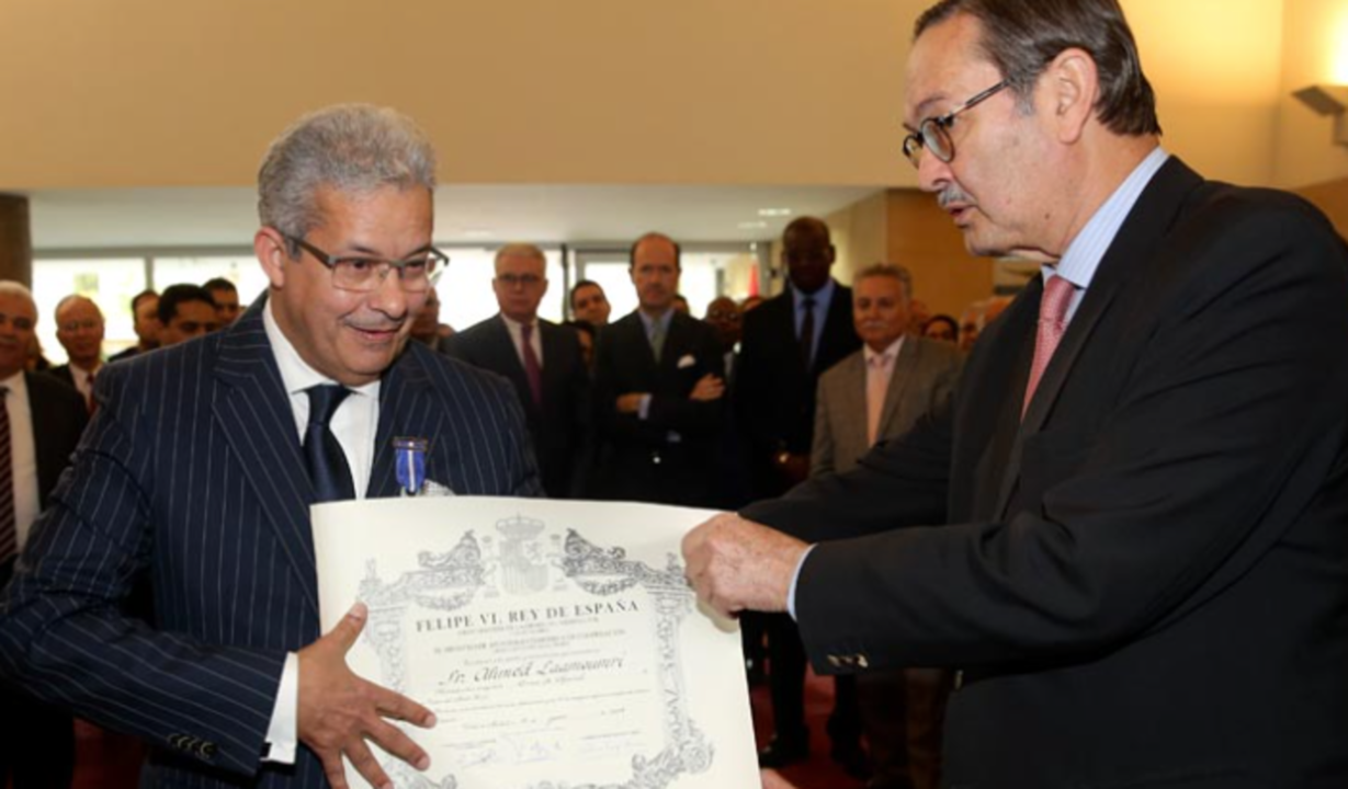El embajador de España en Marruecos entrega una condecoración en nombre de Felipe VI