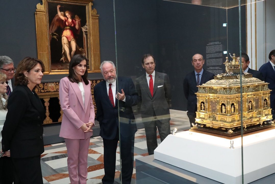 Doña Letizia durante la visita recibe las explicaciones del comisario de la exposición, Fernando Checa