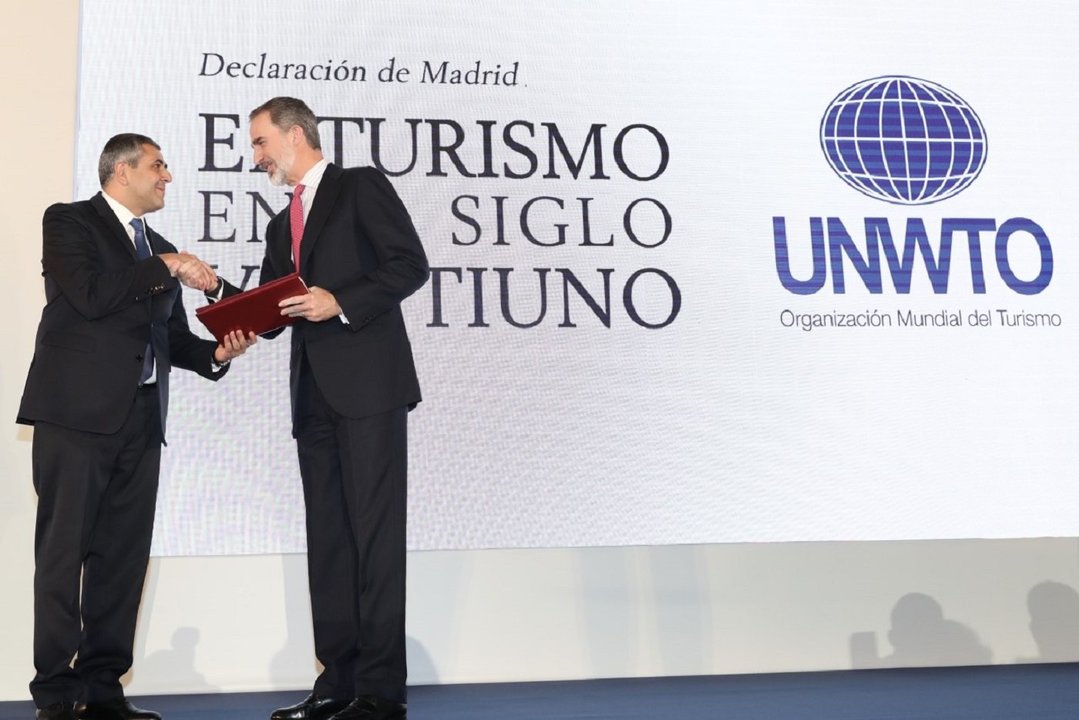 El rey recibe de manos del secretario general de la Organización Mundial de Turismo la &#34;Declaración de Madrid para el Turismo del siblo XXI&#34;