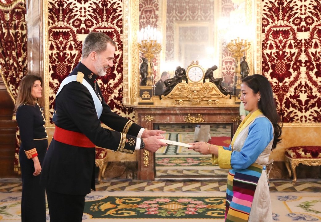 El rey recibe de manos de Futi Sherpa, Embajadora de la República Federal Democrática del Nepal
