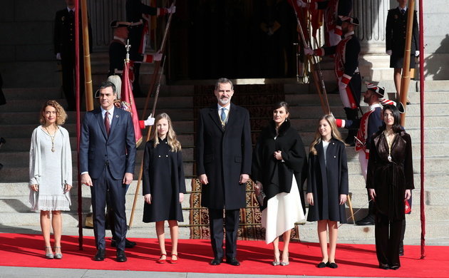 Los reyes acompañados por la princesa de Asturias y la infanta Sofía, junto al presidente del gobierno y la presidenta del senado.