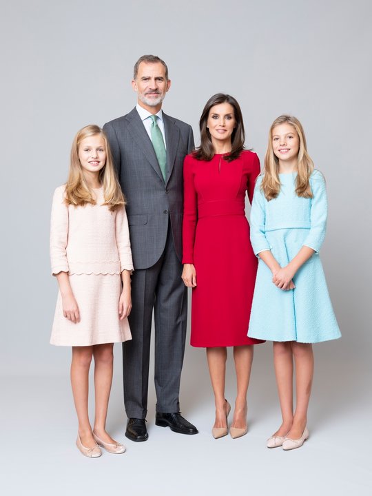 Fotografía de Sus Majestades los Reyes y Sus Altezas Reales la Princesa de Asturias y la Infanta Doña Sofía