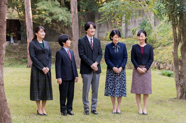 El Príncipe Heredero Akishino posa con su esposa, la Princesa Heredera Kiko y sus hijos, la Princesa Mako, la Princesa Kako y el Príncipe Hisahito en su residencia en Tokio