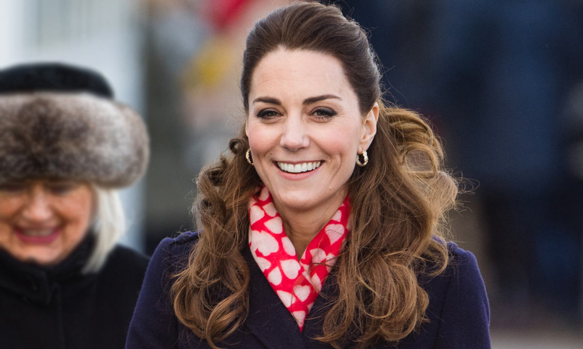 Kate Middleton en Gales luciendo un vestido rojo de Zara