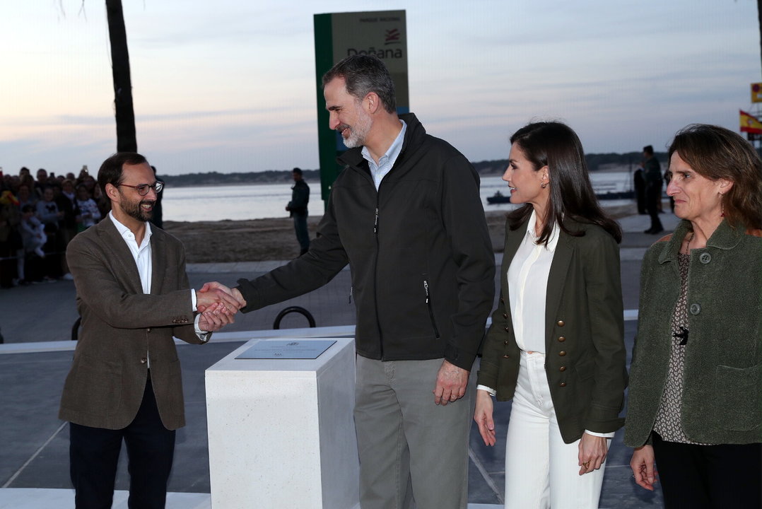 Felipe descubre una placa conmemorativa en presencia de Letizia, de la vicepresidenta cuarta del Gobierno y ministra de Transición Ecológica y Reto Demográfico y del alcalde de Sanlúcar de Barrameda
