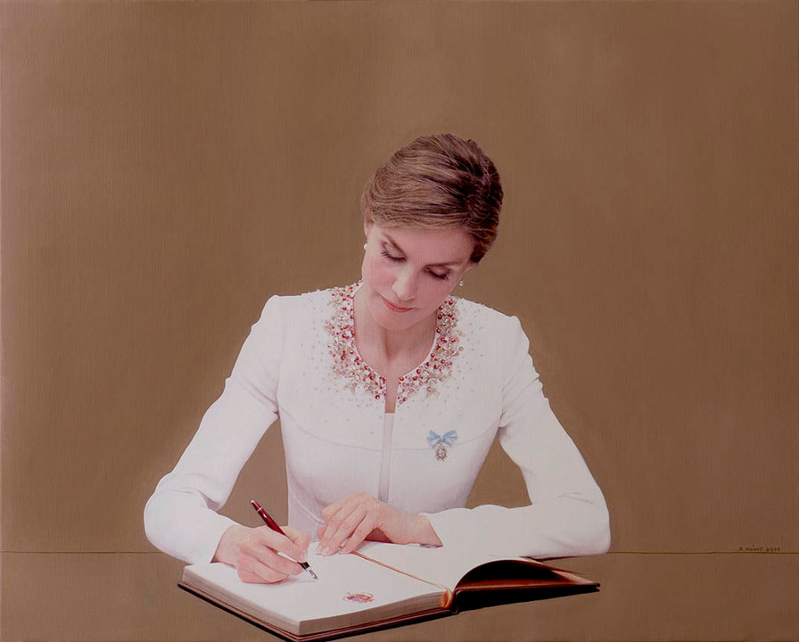 La reina Letizia escribiendo en un libro