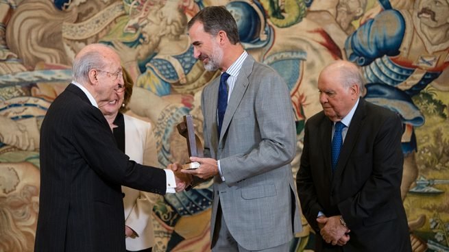Plácido Arango recogiendo el premio que el Rey le entregó en 2017