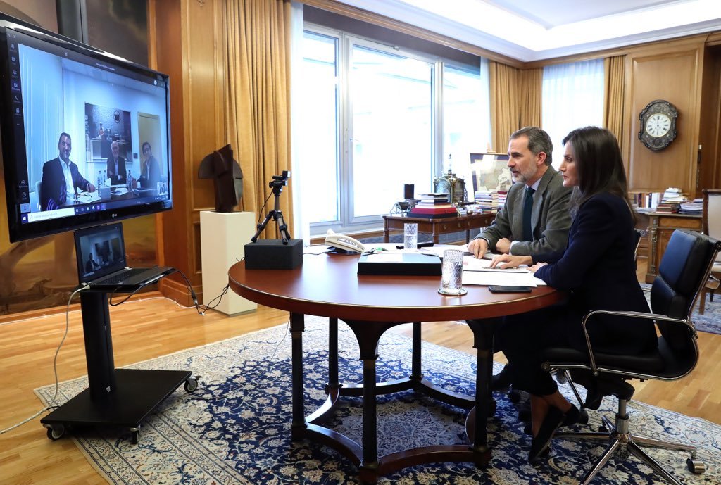 Felipe y Letizia en una videoconferencia con el presidente de Mercadona, Juan Roig