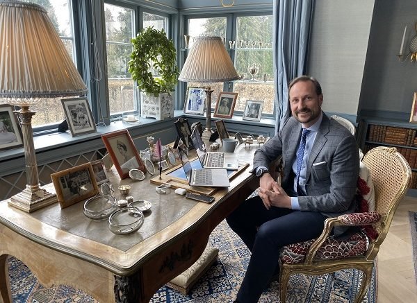 Haakon de Noruega en la oficina de su casa