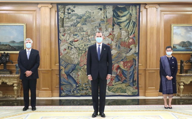 Felipe VI junto al embajador de Portugal en el Palacio de la Zarzuela