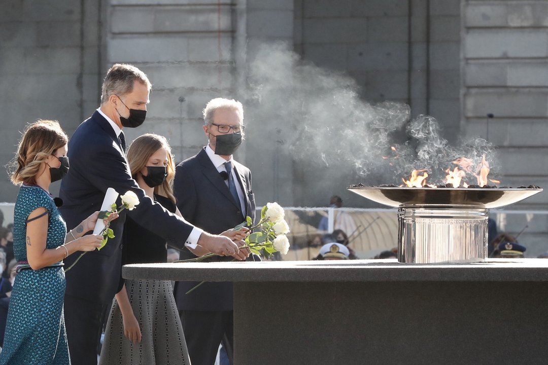 Felipe VI y Leonor realizan la ofrenda floral
