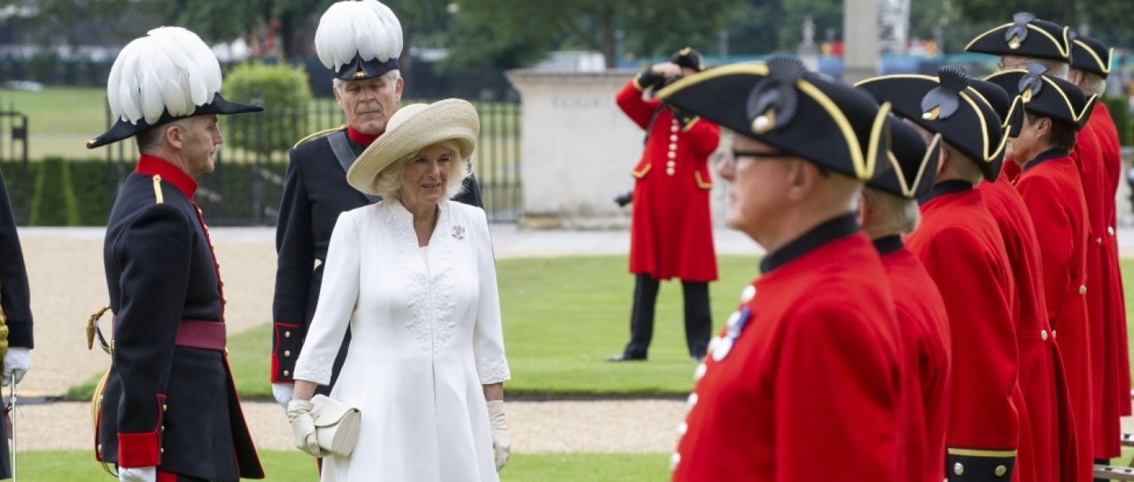 La duquesa saludando a los pensionistas