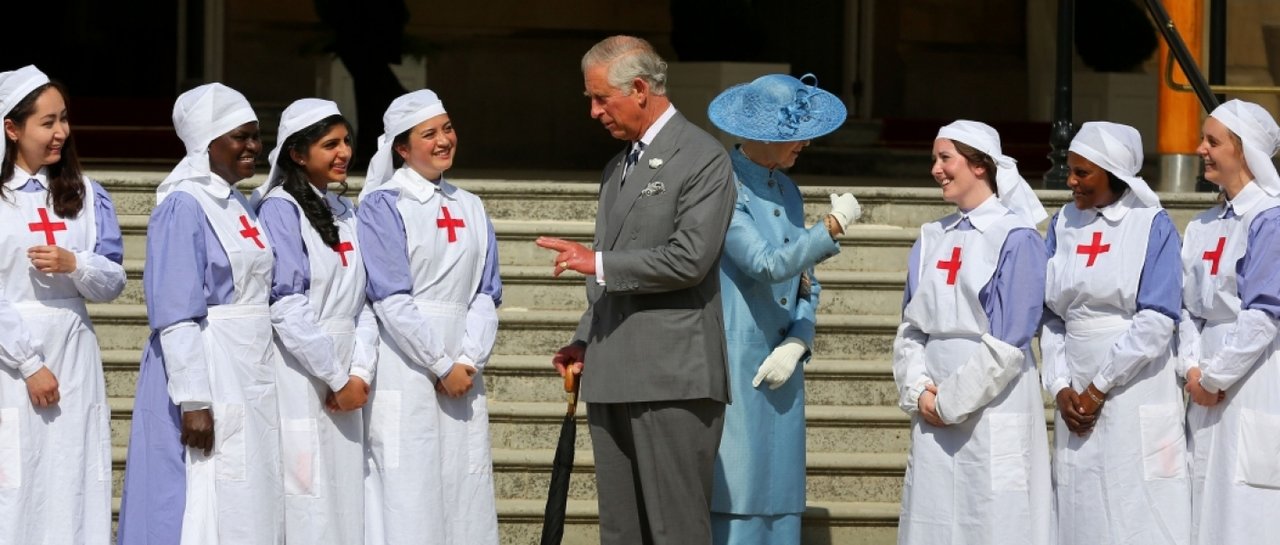 Los duques de Gales con enfermeras de la Cruz Roja