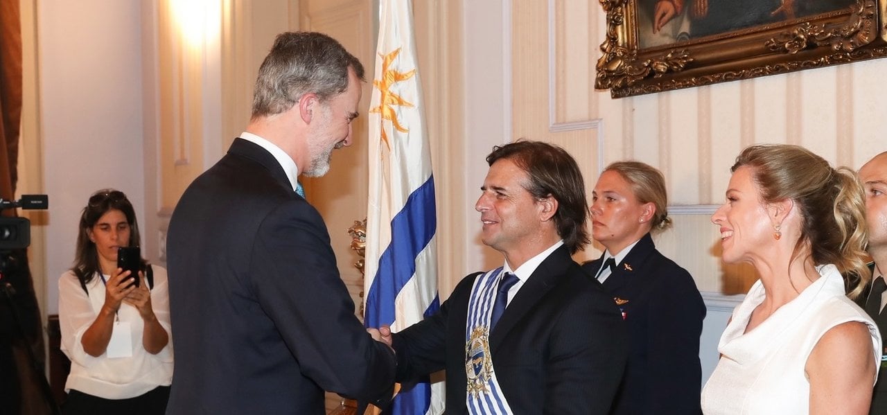 Felipe VI saluda al presidente de Uruguay en su toma de posesión.