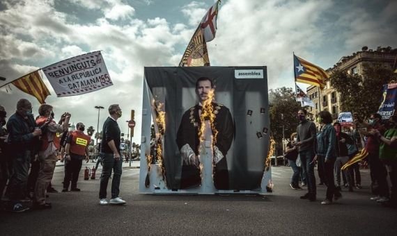 Un grupo de independentistas queman un gran retrato del rey en Barcelona - EUROPA PRESS