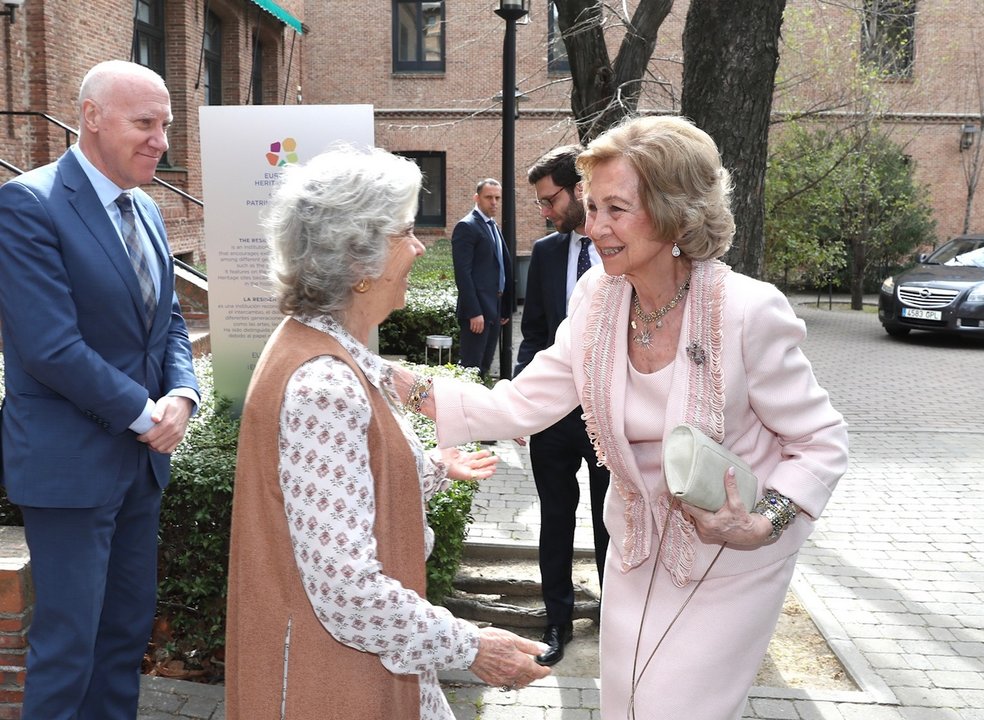 Su Majestad la Reina Doña Sofía recibe el saludo de la presidenta de la Fundación Renal Íñigo Álvarez de Toledo (FRIAT), Isabel Entero