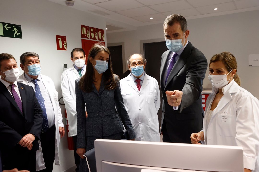 Felipe VI y doña Letizia visitando el Hospital Universitario de Toledo