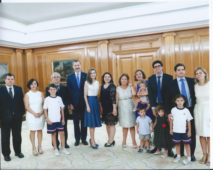 La familia de Joaquín Echevarria junto a don Felipe y doña Letizia