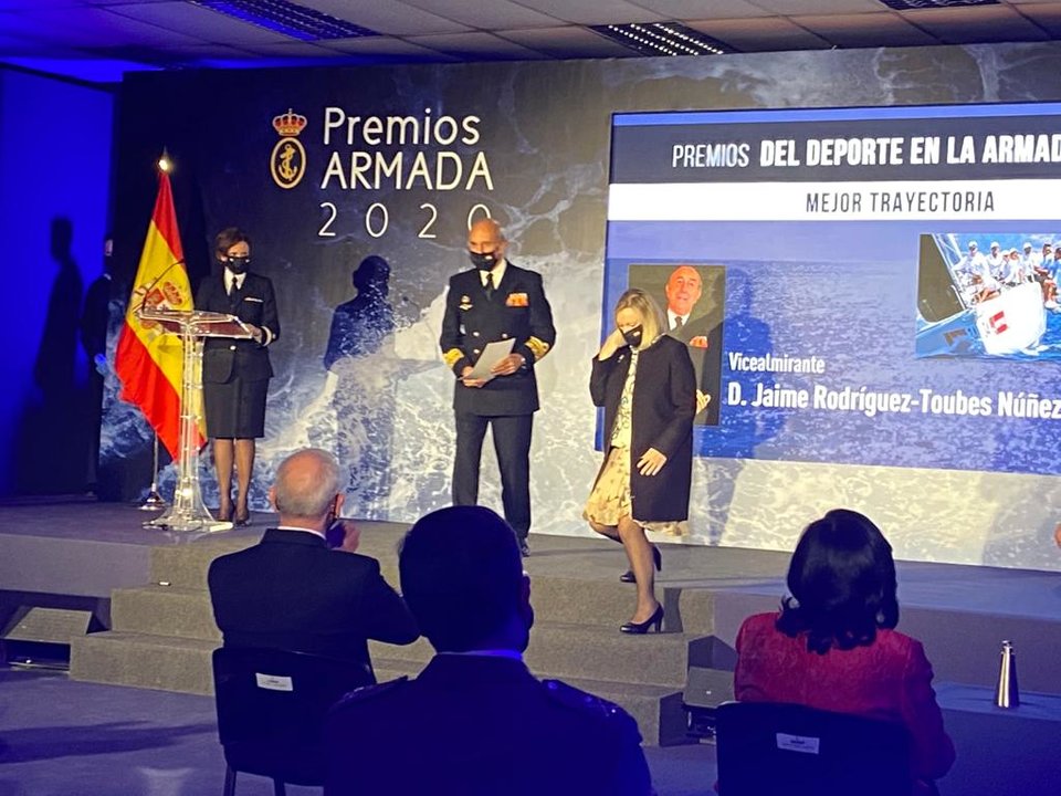Jaime Rodriguez-Toubes recibe el recibe Premio del deporte en la Armada 2020 por su gran labor de fomento y promoción del deporte.