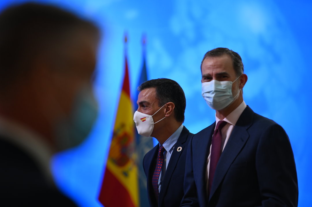 El presidente del Gobierno, Pedro Sánchez (i), y el Rey Felipe VI (d), durante el acto de conmemoración del 75 aniversario de la entrada en vigor de la carta de las Naciones Unidas, en el Palacio Real de El Pardo, El P