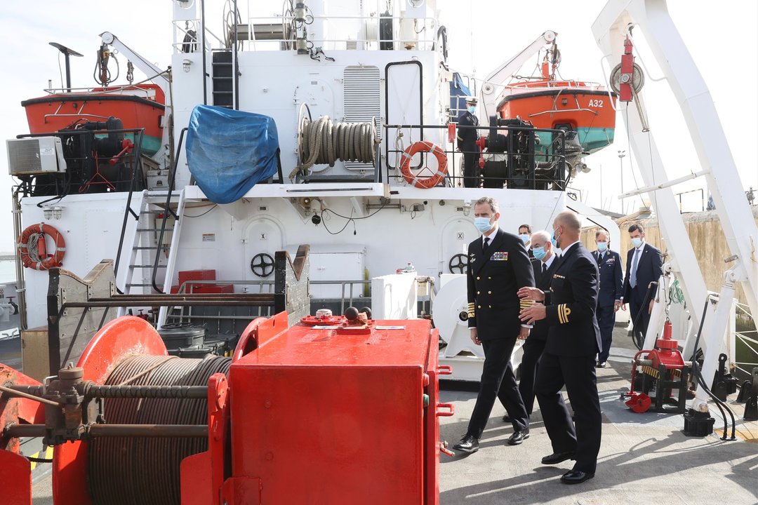 Fin de la visita del Rey al buque “Tofiño”, una de las unidades de la Flotilla Hidrográfica, bajo el mando del Comandante-Director del Instituto Hidrográfica de la Marina y encuadrado en la Fuerza de Acción Marítima de l