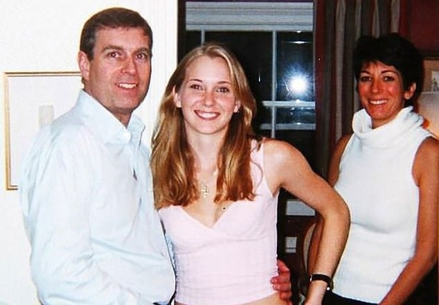 El príncipe Andrés junto a una víctima y la pareja de Jeffrey Epstein