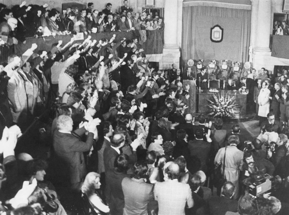 Parlamentarios de la izquierda abertzale, con el puño en alto, interrumpen el discurso del Rey en Gernika, el 4 de febrero de 1981.