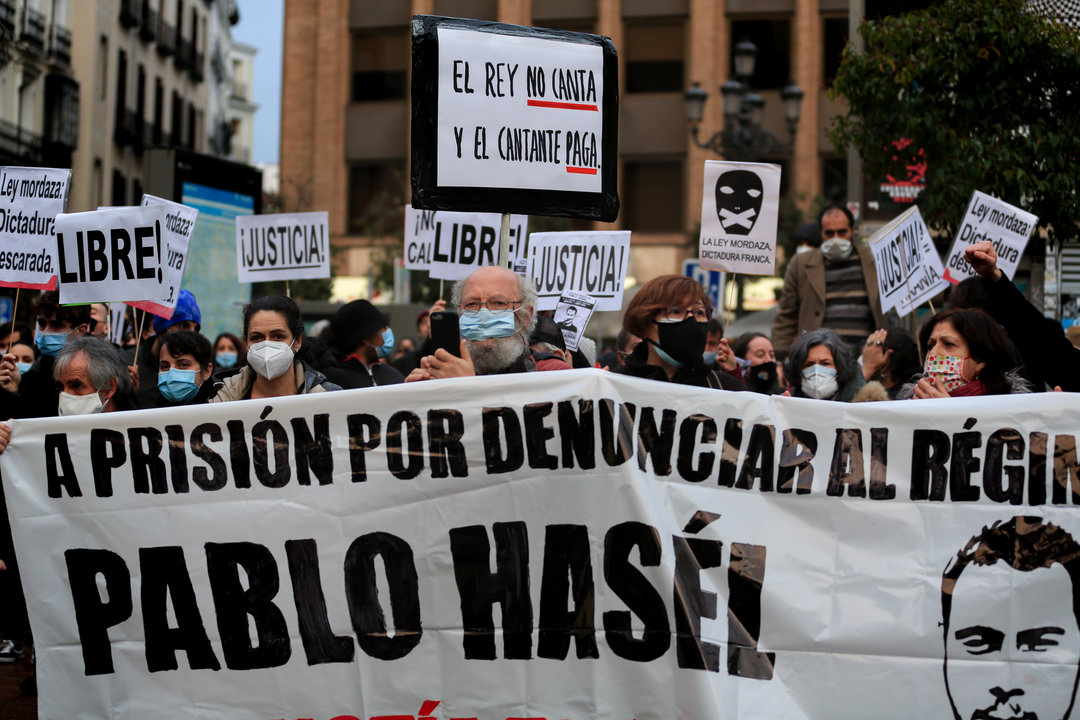 Varias personas participan en una manifestación contra el encarcelamiento del poeta y rapero Pablo Hasel, en Madrid