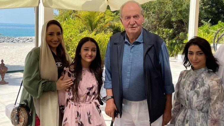 Amna Al Qubaisi posa con el rey emérito