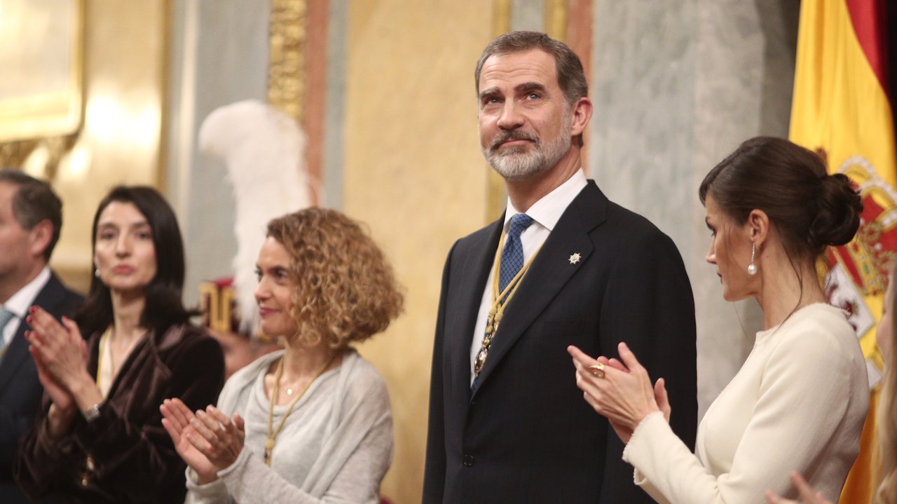 La presidenta del Senado, Pilar Llop; la presidenta del Congreso, Meritxell Batet; el Rey Felipe VI; y la Reina Letizia, aplauden en el Congreso de los Diputados durante la Solemne Sesión de Apertura de la XIV Legislatura