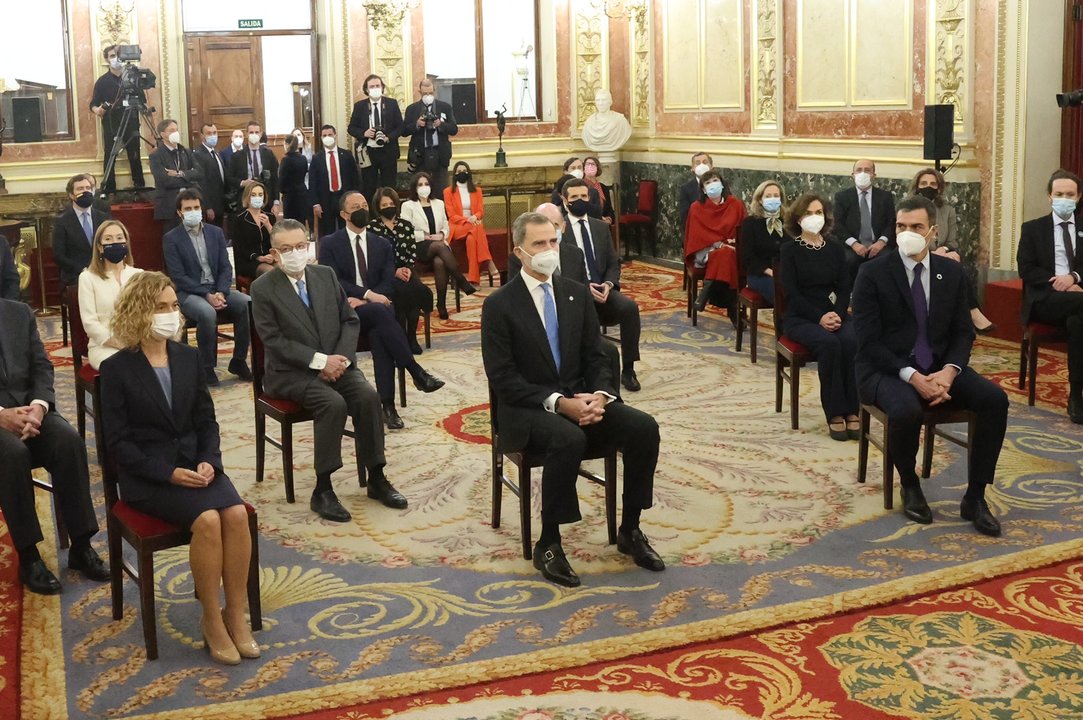 Los asistentes al acto, con Felipe VI en el centro de la imagen