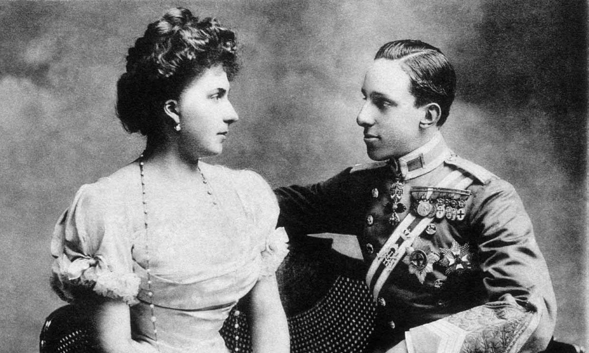 Alfonso XIII junto a su esposa