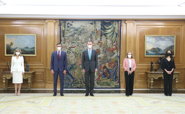 Las tres ministras junto a Pedro Sánchez y Felipe VI