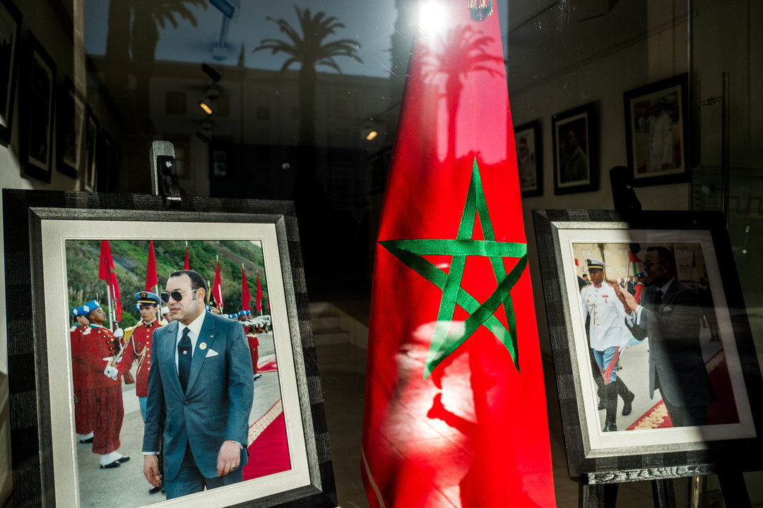 EuropaPress_3697179_bandera_marruecos_junto_retrato_rey_mohamed_vi