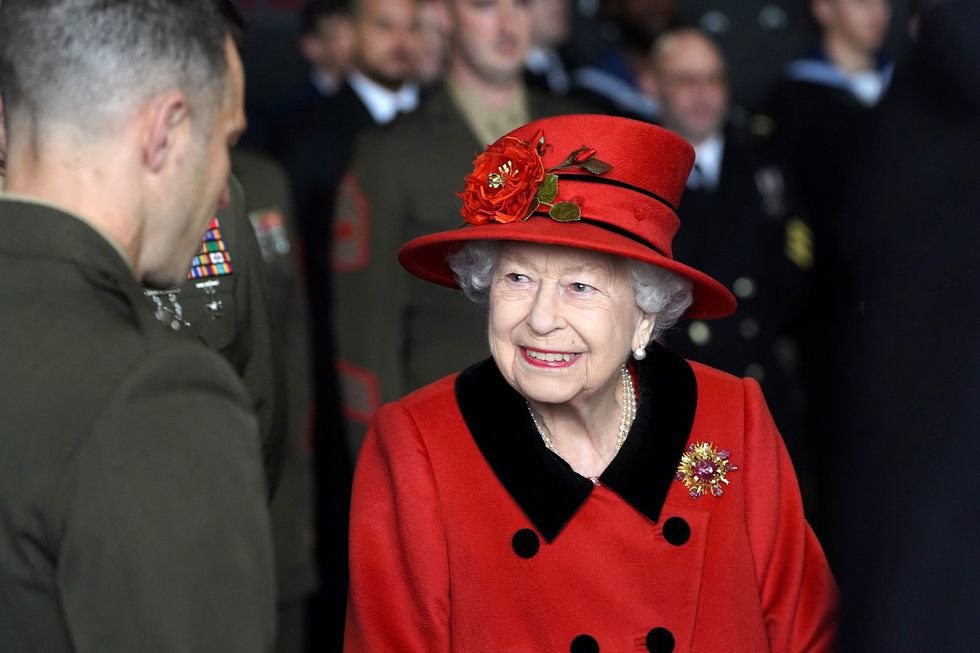 britains-queen-elizabeth-ii-talks-to-military-personnel-news-photo-1621691375_