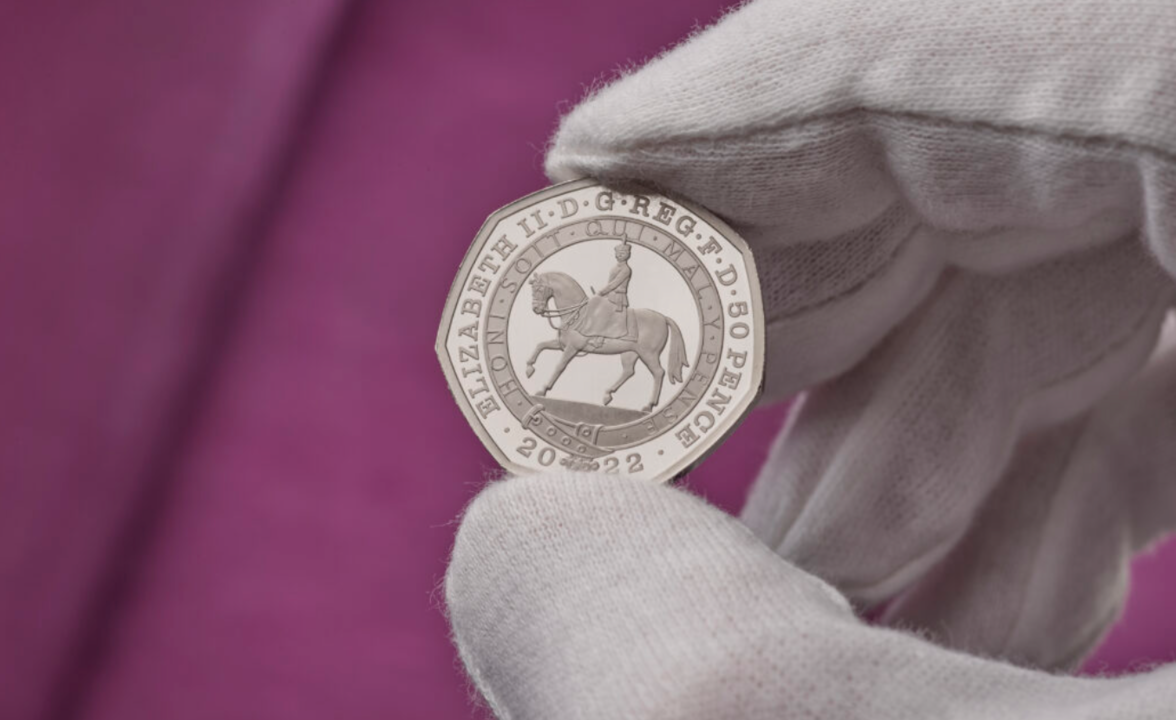Moneda de 50 peniques con Isabel II a caballo