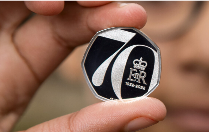 Moneda de 50 peniques del 70º aniversario del reinado de Isabel II